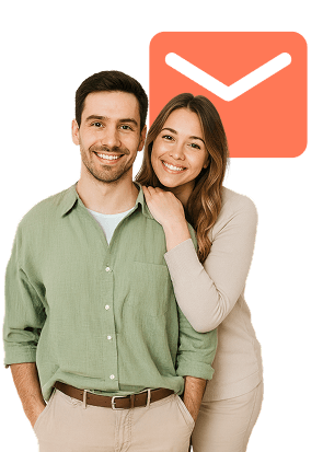 Starsza para trzymająca się razem. W tle ikona koperty