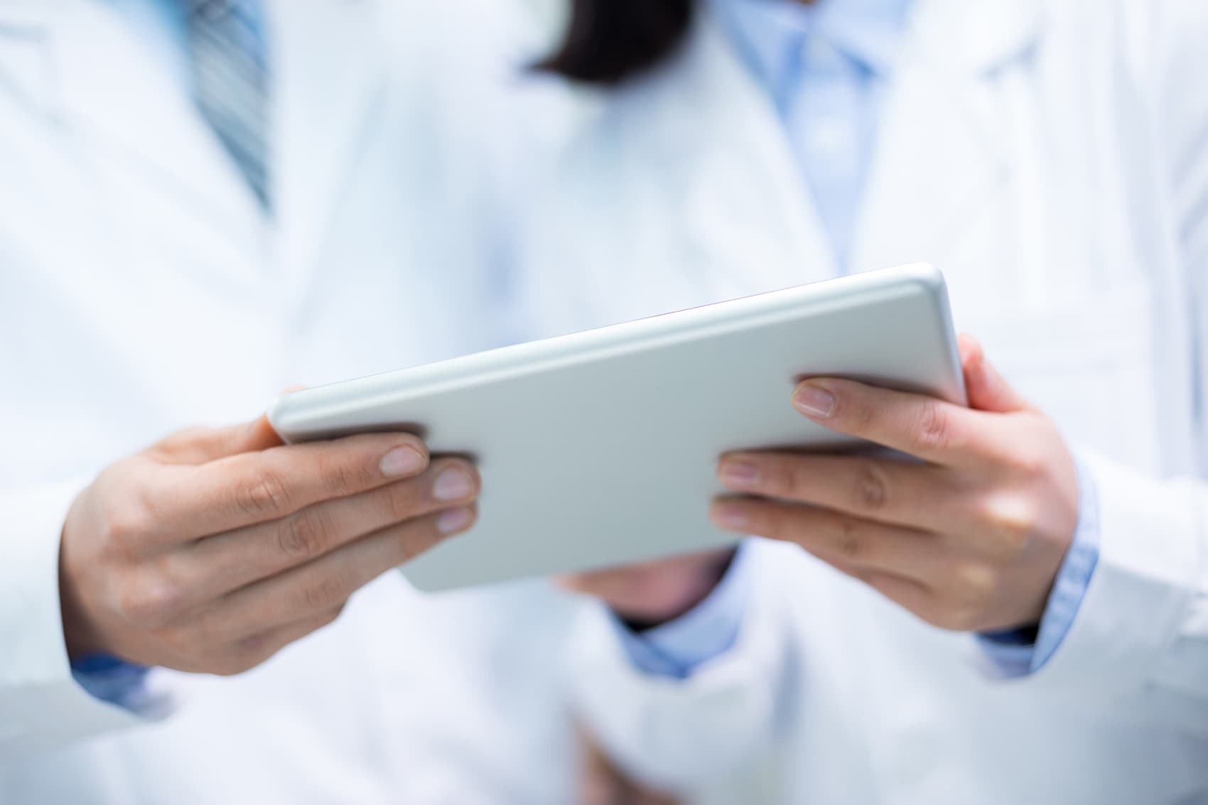 Ręka laboranta trzymająca probówki