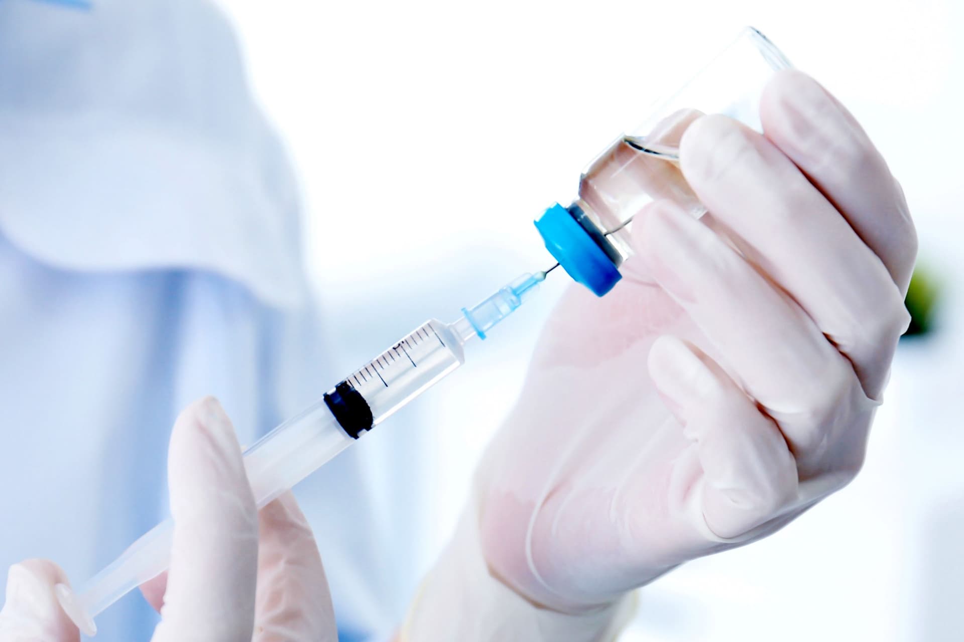 Ręka laboranta trzymająca probówki