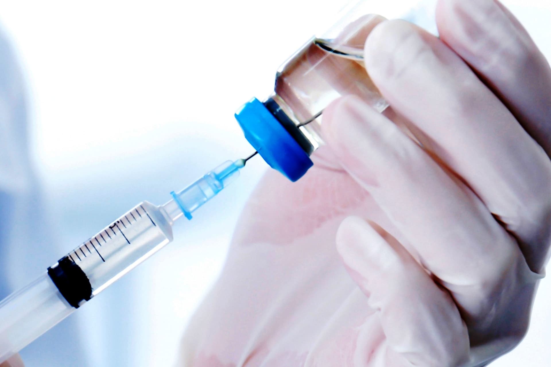 Ręka laboranta trzymająca probówki