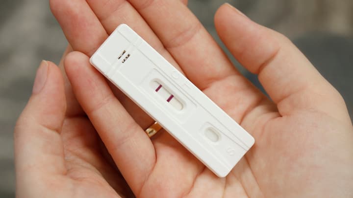 Ręka laboranta trzymająca probówki