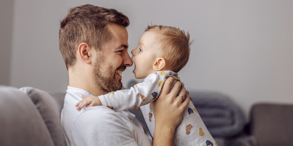 zespół Polanda - zdjęcie przedstawia mężczyznę trzymającego dziecko w rękach