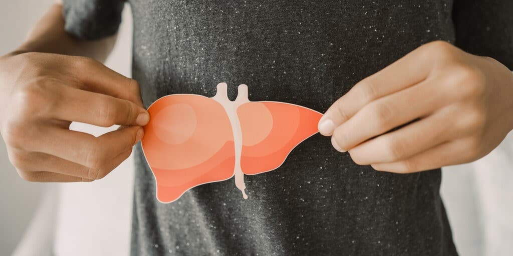 Mężczyzna trzymający grafikę wątroby, z którą związana jest żółtaczka