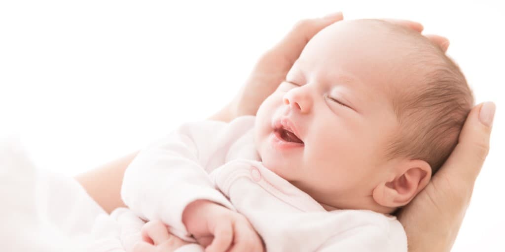 Dysplazja diastroficzna u niemowlęcia, które jest trzymane w dłoniach matki