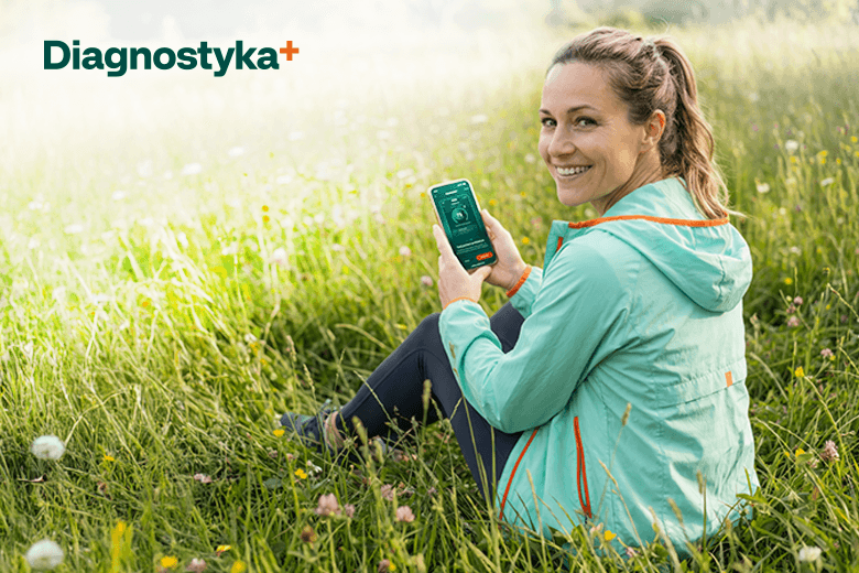 Ręka laboranta trzymająca probówki