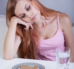 Ręka laboranta trzymająca probówki