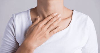 Ręka laboranta trzymająca probówki