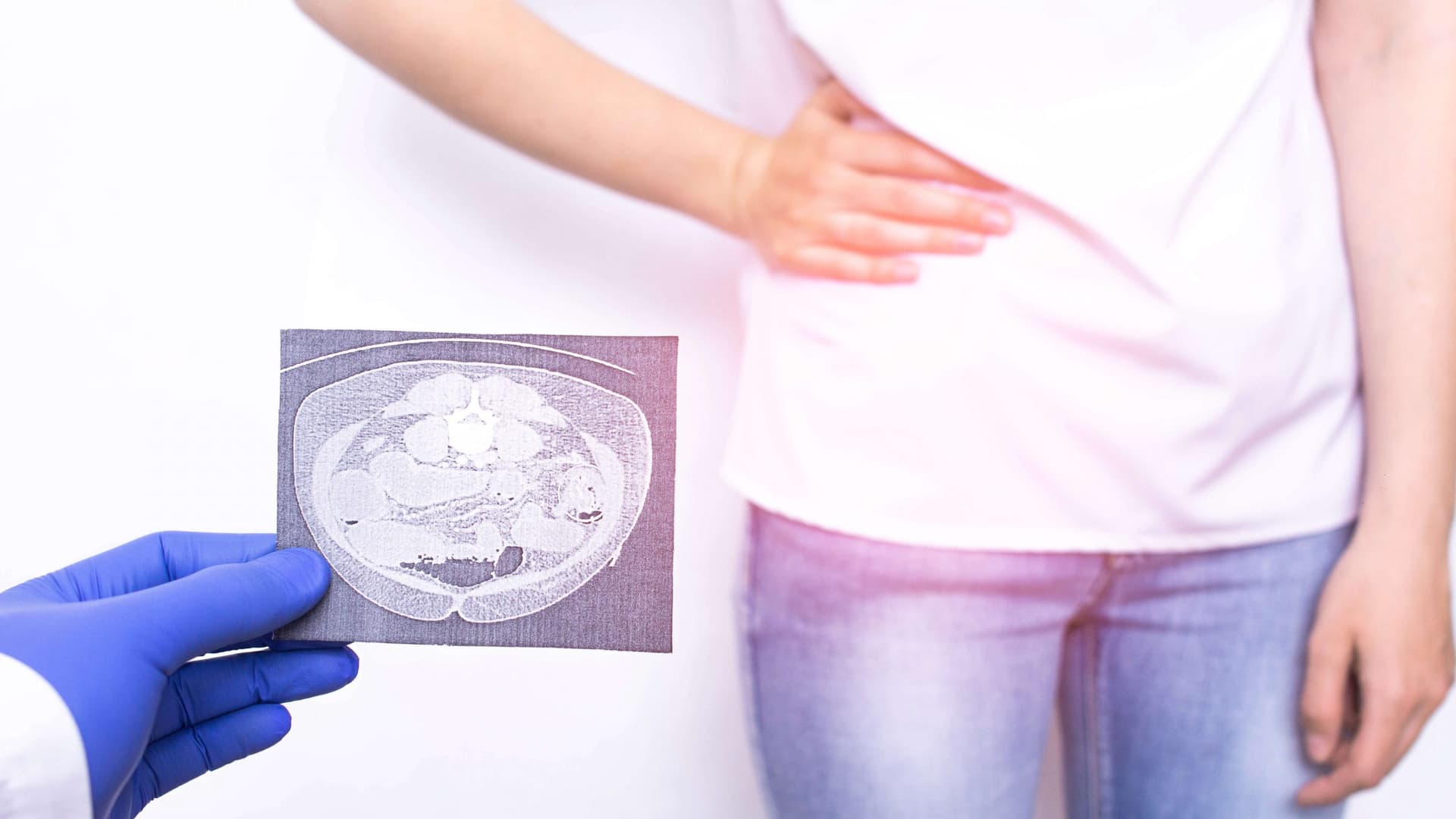 Ręka laboranta trzymająca probówki