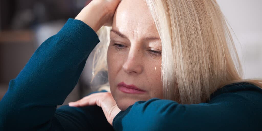 Schizofrenia - zdjęcie kobiety, która opiera głowę na ręku